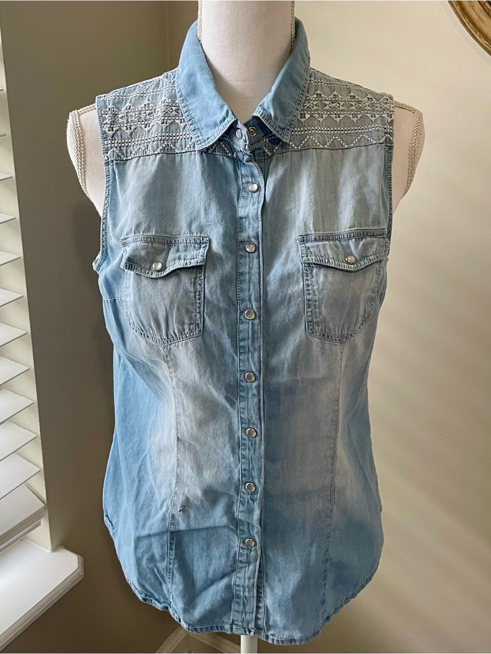 EUC Forever 21 sleeveless embroidered denim shirt top blouse button up Jr Large